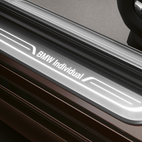 BMW Individual 7 serijos sedano durelių slenkstis BMW 7 serijos sedano: durelių slenkstis su BMW Individual užrašu