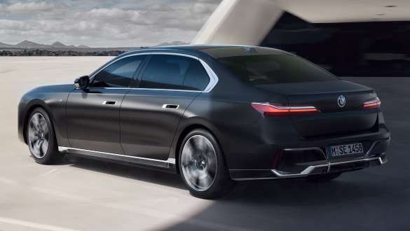 Trijų ketvirčių vaizdas BMW 7 serijos sedanas G70 ICE 740i M sport paketas BMW 7 serijos sedanas G70 ICE 740i M sport paketas važiuojančio automobilio trijų ketvirčių vaizdas iš galo