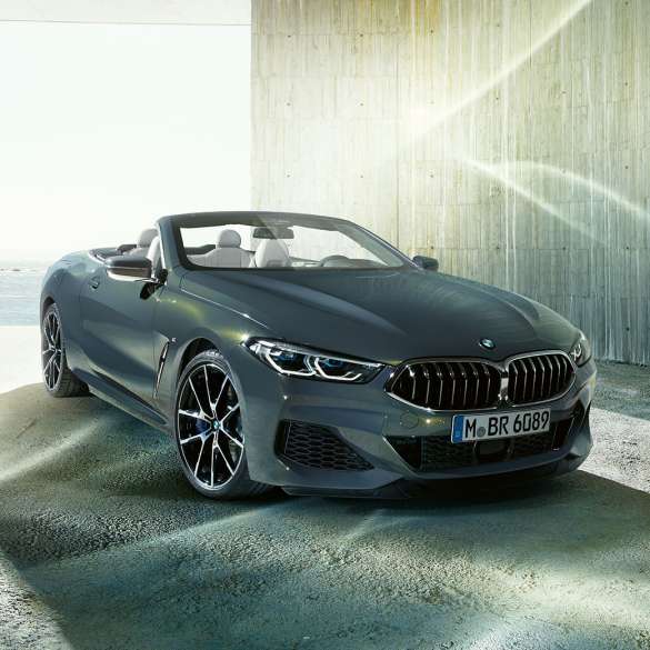 BMW M850i xDrive „Dravit Grey“ pilko metaliko spalvos, trijų ketvirčių vaizdas iš automobilio priekio kairės. BMW M850i xDrive „Dravit Grey“ pilko metaliko spalvos, trijų ketvirčių vaizdas iš automobilio priekio kairės.