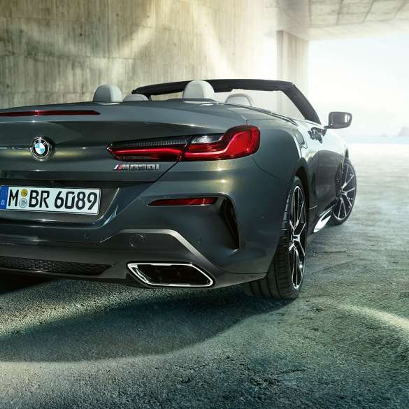 BMW M850i xDrive „Dravit Grey“ pilko metaliko spalvos, trijų ketvirčių vaizdas iš automobilio galo dešinės. BMW M850i xDrive „Dravit Grey“ pilko metaliko spalvos, trijų ketvirčių vaizdas iš automobilio galo dešinės.