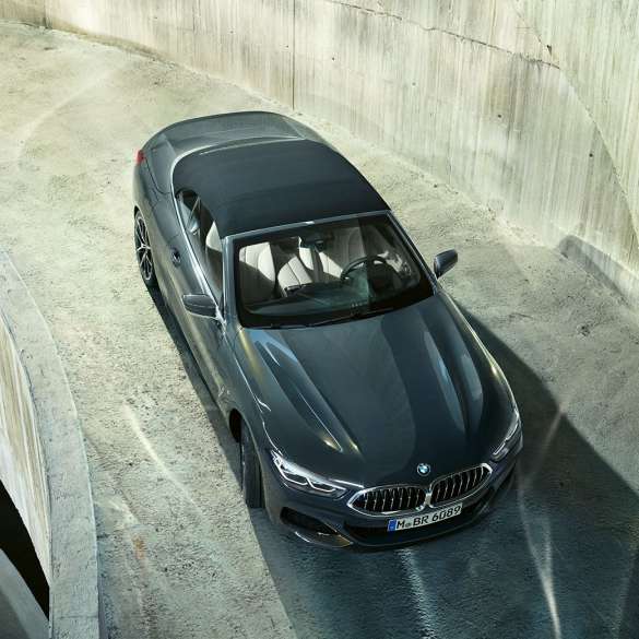 BMW M850i xDrive „Dravit Grey“ pilko metaliko spalvos, su juodu minkštu stogu, vaizdas iš paukščio skrydžio. BMW M850i xDrive „Dravit Grey“ pilko metaliko spalvos, su juodu minkštu stogu, vaizdas iš paukščio skrydžio.