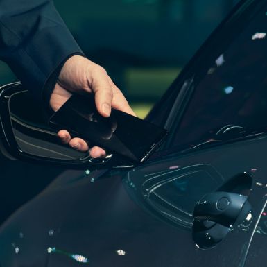 BMW M850i xDrive, vairuotojas atrakina automobilį išmaniuoju telefonu su skaitmeniniu raktu. BMW M850i xDrive, vairuotojas atrakina automobilį išmaniuoju telefonu su skaitmeniniu raktu.