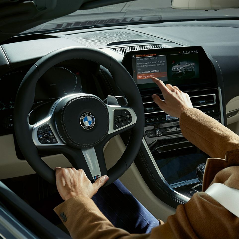 BMW M850i xDrive, vairuotojas valdo „BMW Live Cockpit Professional“ liečiamuoju valdikliu. BMW M850i xDrive, vairuotojas valdo „BMW Live Cockpit Professional“ liečiamuoju valdikliu.