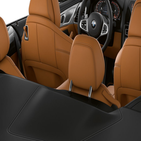 BMW M850i xDrive, interjeras su atviru minkštu stogu. BMW M850i xDrive, interjeras su atviru minkštu stogu.