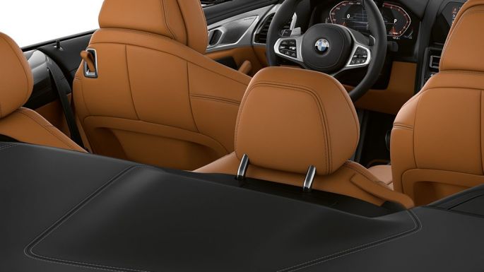 BMW M850i xDrive, interjeras su atviru minkštu stogu. BMW M850i xDrive, interjeras su atviru minkštu stogu.