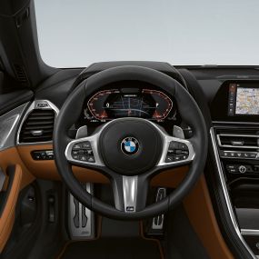 BMW M850i xDrive, M odinis vairas su pavarų svirtelėmis ir daugiafunkciais mygtukais. BMW M850i xDrive, M odinis vairas su pavarų svirtelėmis ir daugiafunkciais mygtukais.