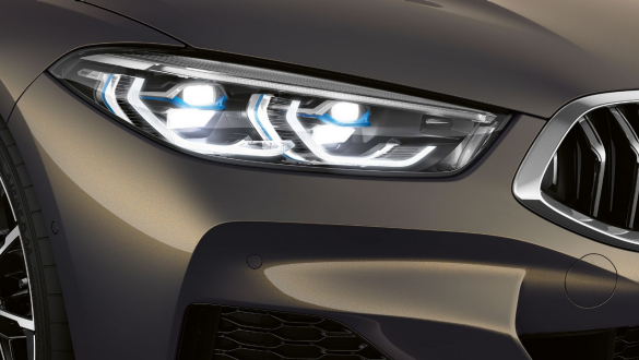 BMW M850i xDrive „Dravit Grey“ pilko metaliko spalvos, BMW lazerinis žibintas kairėje. BMW M850i xDrive „Dravit Grey“ pilko metaliko spalvos, BMW lazerinis žibintas kairėje.