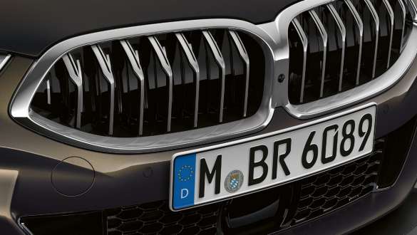 BMW M850i xDrive „Dravit Grey“ pilko metaliko spalvos, vaizdas iš priekio, „Active Air Stream“ radiatoriaus grotelės. BMW M850i xDrive „Dravit Grey“ pilko metaliko spalvos, vaizdas iš priekio, „Active Air Stream“ radiatoriaus grotelės.