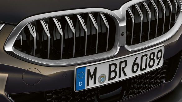 BMW M850i xDrive „Dravit Grey“ pilko metaliko spalvos, vaizdas iš priekio, „Active Air Stream“ radiatoriaus grotelės. BMW M850i xDrive „Dravit Grey“ pilko metaliko spalvos, vaizdas iš priekio, „Active Air Stream“ radiatoriaus grotelės.