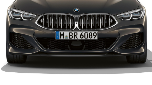 BMW M850i xDrive „Dravit Grey“ pilko metaliko spalvos, priekinio bamperio apdaila. BMW M850i xDrive „Dravit Grey“ pilko metaliko spalvos, priekinio bamperio apdaila.