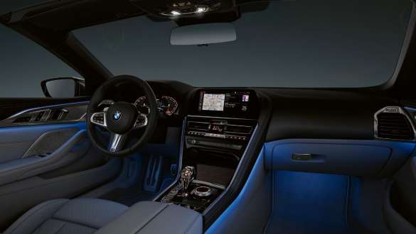 BMW M850i xDrive „Dravit Grey“ pilko metaliko spalvos, aplinkos apšvietimas. BMW M850i xDrive „Dravit Grey“ pilko metaliko spalvos, aplinkos apšvietimas.