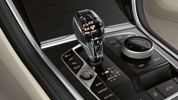 BMW M850i xDrive „Dravit Grey“ pilko metaliko spalvos, aplinkos apšvietimas. BMW M850i xDrive „Dravit Grey“ pilko metaliko spalvos, aplinkos apšvietimas.
