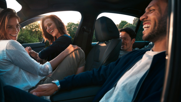 BMW M850i xDrive, vairuotojas atrakina automobilį išmaniuoju telefonu su skaitmeniniu raktu. BMW M850i xDrive, vairuotojas atrakina automobilį išmaniuoju telefonu su skaitmeniniu raktu.