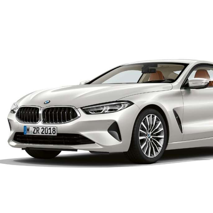 BMW 8 serijos kupė, trijų ketvirčių vaizdas iš priekio BMW 8 serijos kupė, Mineral White baltas metalikas, trijų ketvirčių vaizdas iš priekio