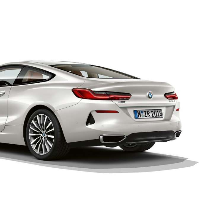 BMW 8 serijos kupė, trijų ketvirčių vaizdas iš galo BMW 8 serijos kupė, Mineral White baltas metalikas, trijų ketvirčių vaizdas iš galo