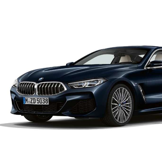 BMW 8 serijos kupė, trijų ketvirčių vaizdas iš priekio BMW 8 serijos kupė, juodas Carbon Black metalikas, trijų ketvirčių vaizdas iš priekio