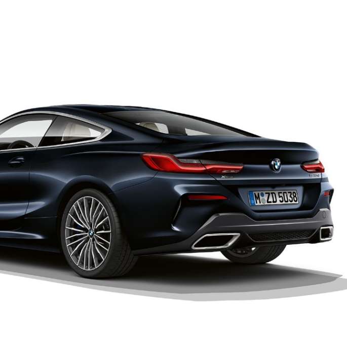 BMW 8 serijos kupė, trijų ketvirčių vaizdas iš galo BMW 8 serijos kupė, juodas Carbon Black metalikas, trijų ketvirčių vaizdas iš galo