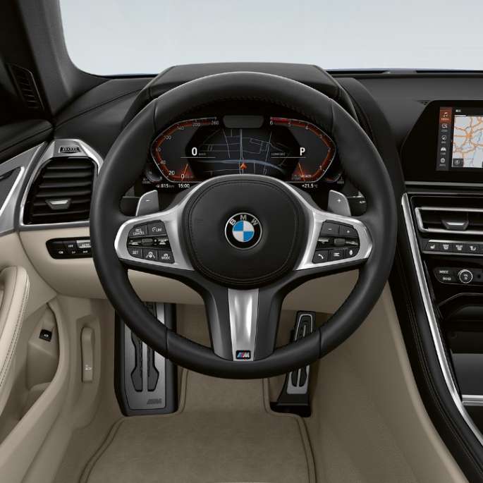 M odinis vairas su daugiafunkciais mygtukais BMW 8 serijos kupė, salonas, M odinis vairas su daugiafunkciais mygtukais