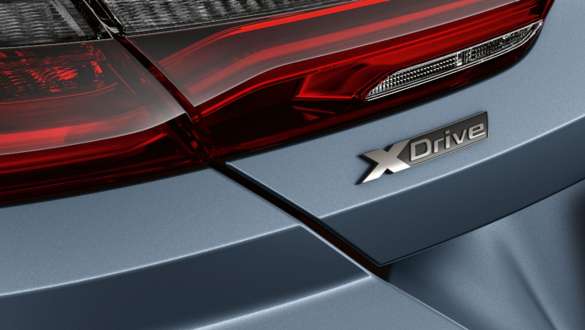 BMW xDrive užrašas BMW 8 serijos kupė, vaizdas iš galo, BMW xDrive užrašas