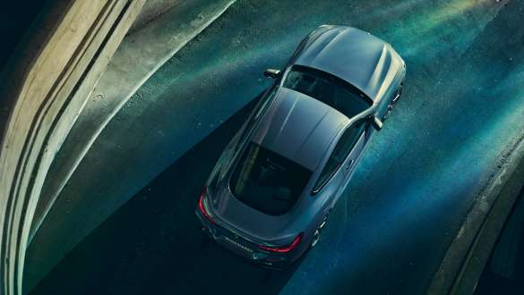 Integruotojo aktyvaus vairavimo sistema BMW 8 serijos kupė,važiuojančio automobilio vaizdas iš paukščio skrydžio, Integruotojo aktyvaus vairavimo sistema