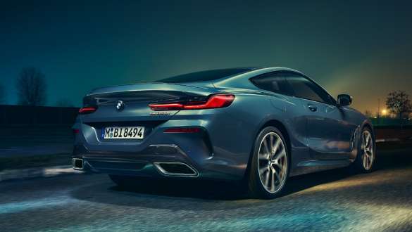 Išmetimo vamzdžiai ir galiniai ratlankiai BMW 8 serijos kupė, galinis vaizdas iš apačios, Išmetimo vamzdžiai ir galiniai ratlankiai