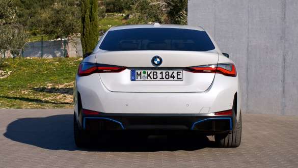 Besiparkuojančio BMW i4 eDrive40 (G26) 2021 vaizdas iš galo BMW i4 eDrive40 (G26) 2021 važiuojančio automobilio trijų ketvirčių vaizdas iš galo
