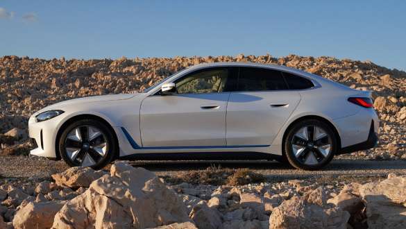 Vaizdas iš šono bekelėje, BMW i4 eDrive40 (G26) 2021 BMW i4 eDrive40 (G26) 2021 baltos Mineral White spalvos, vaizdas iš šono bekelėje