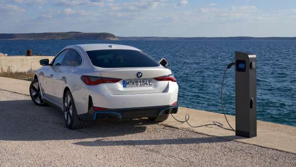 BMW i4 eDrive40 (G26) 2021 Įkrovimas viešose vietose BMW i4 eDrive40 (G26) 2021 Įkrovimas viešose vietose