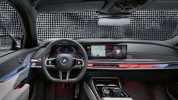 Vairuotojo erdvė BMW M760e xDrive sedanas G70 Vairuotojo erdvė su M vairu, BMW išlenktas ekranas ir BMW interaktyvi valdymo juosta BMW M760e xDrive sedanas G70