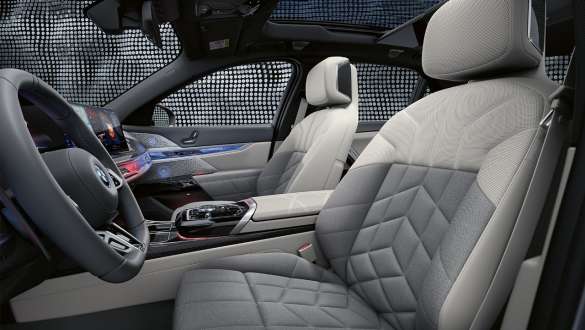 BMW Individual Merino odos/vilnos ir kašmyro derinys su prašmatniomis detalėmis BMW M760e xDrive sedanas G70 BMW Individual interjeras Merino odos/vilnos-kašmyro derinys su prašmatniomis detalėmis BMW M760e xDrive sedanas G70
