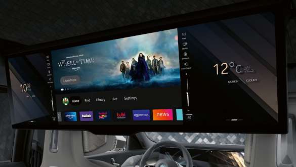 Prabangi galinė dalis BMW M760e xDrive sedanas G70 Interjeras gale su BMW Theatre Screen ekranu BMW M760e xDrive sedanas G70