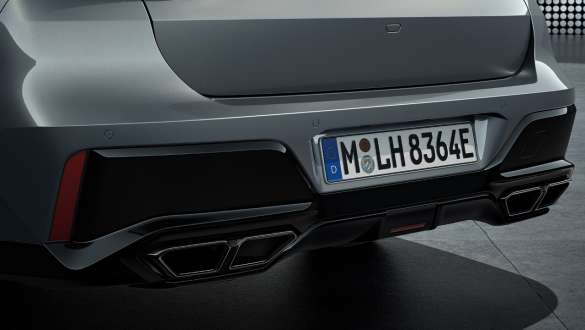 Galinės dalies dizainas su išmetimo sistema BMW M760e xDrive sedanas G70 Vaizdas iš galo 4 angų išmetimo sistema BMW M760e xDrive sedanas G70 BMW Individual dviejų atspalvių Black Sapphire juoda metalizuota dažų apdaila BMW Individual Dravite Grey pilka metalizuota spalva vaizdas iš arti