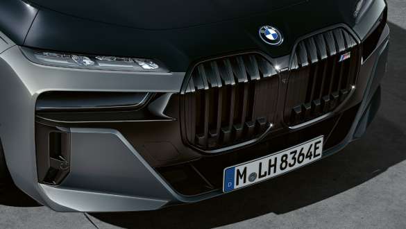 BMW krištolo priekiniai žibintai Iconic Glow BMW M760e xDrive sedanas G70 BMW krištolo priekiniai žibintai Iconic Glow BMW M760e xDrive sedanas G70 BMW Individual dviejų atspalvių Black Sapphire juoda metalizuota dažų apdaila BMW Individual Dravite Grey pilka metalizuota spalva