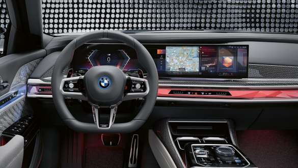 Užsakomos funkcijos BMW M760e xDrive sedanas G70 Užsakomos funkcijos BMW M760e xDrive sedanas G70 ekrano vaizdas iš arti