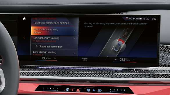 Driving Assistant Professional funkcija BMW M760e xDrive sedanas G70 Driving Assistant Professional funkcija BMW M760e xDrive sedanas G70 BMW išlenktas ekranas