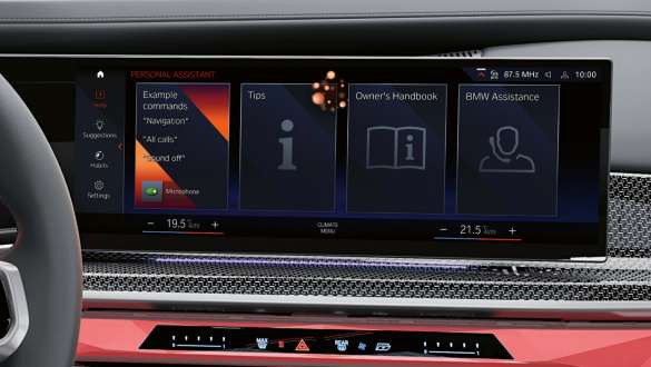 BMW Intelligent Personal Assistant funkcija BMW M760e xDrive sedanas G70 BMW Intelligent Personal Assistant funkcija BMW M760e xDrive sedanas G70 BMW išlenktas ekranas