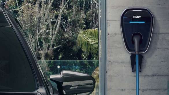 Wallbox įkrovimo stotelė BMW M760e xDrive sedanas G70 Wallbox įkrovimo stotelė BMW M760e xDrive sedanas G70 BMW Individual dviejų atspalvių Black Sapphire juoda metalizuota dažų apdaila BMW Individual Dravite Grey pilka metalizuota spalva, įkrovimo stotelė vaizdas iš arti