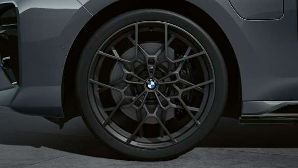 22 colių M Performance kaltiniai ratlankiai Cross-spoke 912 M BMW M760e xDrive sedanas G70 22 colių M Performance kaltiniai ratlankiai Cross-spoke 912 M Frozen Gunmetal Grey pilkosspalvos BMW M760e xDrive sedanas G70