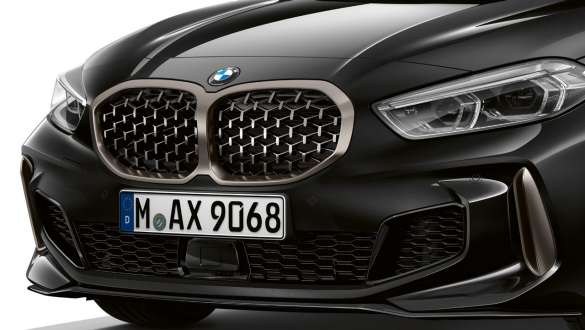 BMW M135i xDrive (F40) BMW priekinės grotelės su tinklelio dizainu BMW M135i xDrive (F40), juodos metalizuotos <i>Black Sapphire</i> spalvos su pilkos <i>Cerium Grey</i> spalvos BMW priekinėmis grotelėmis su tinklelio dizainu