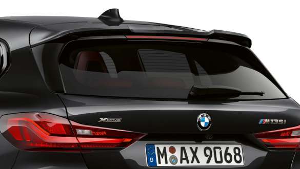 BMW M135i xDrive (F40) M galinis aptakas BMW M135i xDrive (F40) juodos metalizuotos <i>Black Sapphire</i> spalvos, vaizdas iš galo su M galiniu aptaku