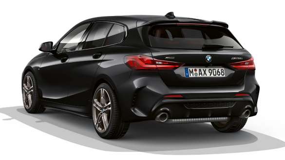 BMW M135i xDrive (F40) M aerodinaminis paketas BMW M135i xDrive (F40) juodos metalizuotos <i>Black Sapphire</i> spalvos, vaizdas iš galo su M aerodinaminiu paketu