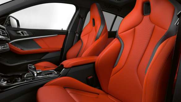 BMW M135i xDrive (F40) <i>M Sport</i> sėdynės BMW M135i xDrive (F40) interjeras su <i>M Sport</i> vairuotojo ir priekinio keleivio sėdynėmis
