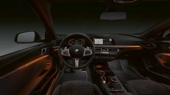 BMW M135i xDrive (F40) <i>Illuminated Boston </i> interjero apdaila BMW M135i xDrive (F40) <i>Illuminated Boston </i> interjero apdaila su apšviestu interjeru