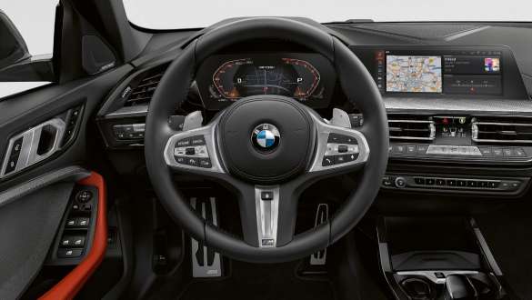 BMW M135i xDrive (F40) vairuotojo erdvė su M odiniu vairu BMW M135i xDrive (F40) vairuotojo erdvė su M odiniu vairu