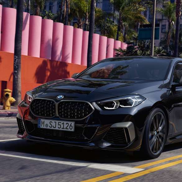 Eksterjero dizainas BMW M235i xDrive Gran kupė Eksterjero dizainas BMW M235i xDrive Gran kupė 2020 Black Sapphire juodo metaliko spalvos F44 vaizdas iš priekio