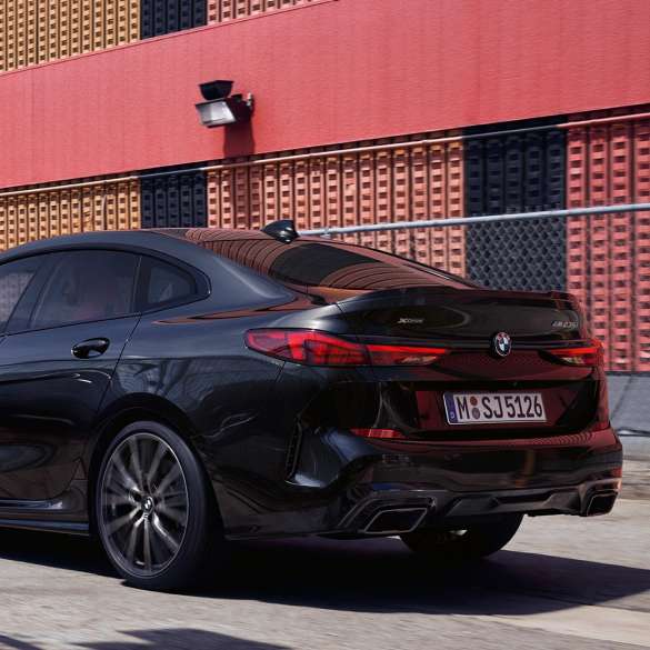 BMW M235i xDrive Gran kupė trijų ketvirčių vaizdas iš galo BMW M235i xDrive Gran kupė 2020 Black Sapphire juodo metaliko spalvos F44 trijų ketvirčių vaizdas iš galo eksterjeras