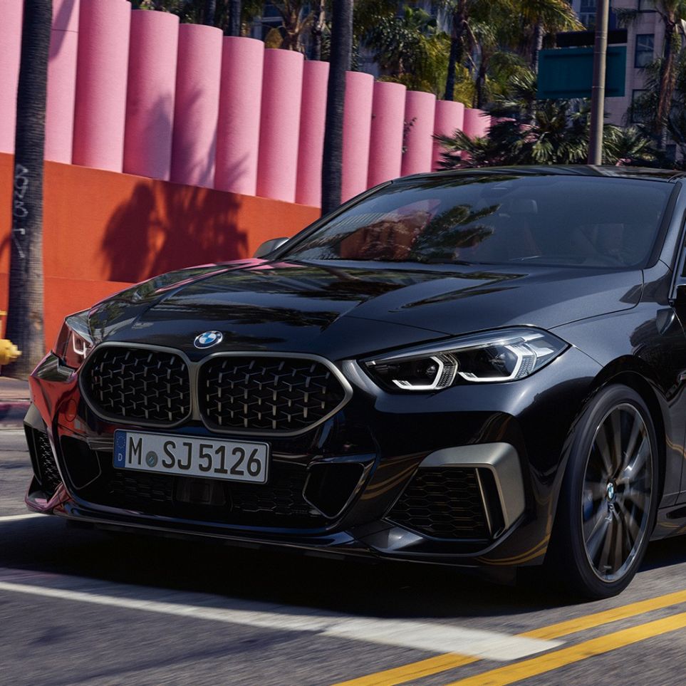Priekinės dalies dizainas BMW M235i xDrive Gran kupė Priekinės dalies dizainas BMW M235i xDrive Gran kupė 2020 Black Sapphire juodo metaliko spalvos F44 trijų ketvirčių vaizdas iš priekio