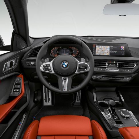 Vairuotojo erdvė BMW M235i xDrive Gran kupė BMW M235i xDrive Gran kupė į vairuotoją orientuota vairuotojo erdvė F44 2020 interjeras