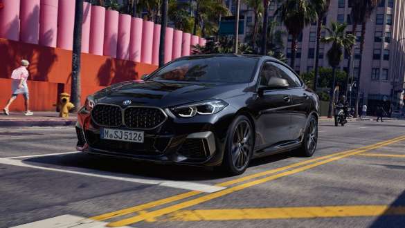 BMW M235i xDrive Gran kupė su galios valdymo funkcija BMW M235i xDrive Gran kupė Black Sapphire juodo metaliko spalvos F44 trijų ketvirčių vaizdas iš priekio