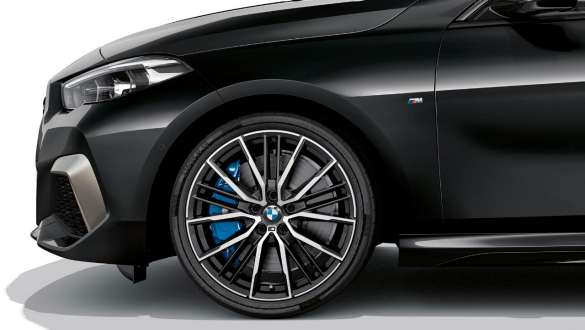 BMW M235i xDrive Gran kupė M sportiniai stabdžiai M sportiniai stabdžiai BMW M235i xDrive Gran kupė Black Sapphire juodo metaliko spalvos